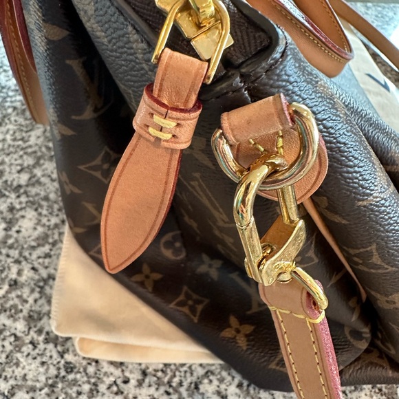 Louis Vuitton Rivoli MM - Picture 7 of 11